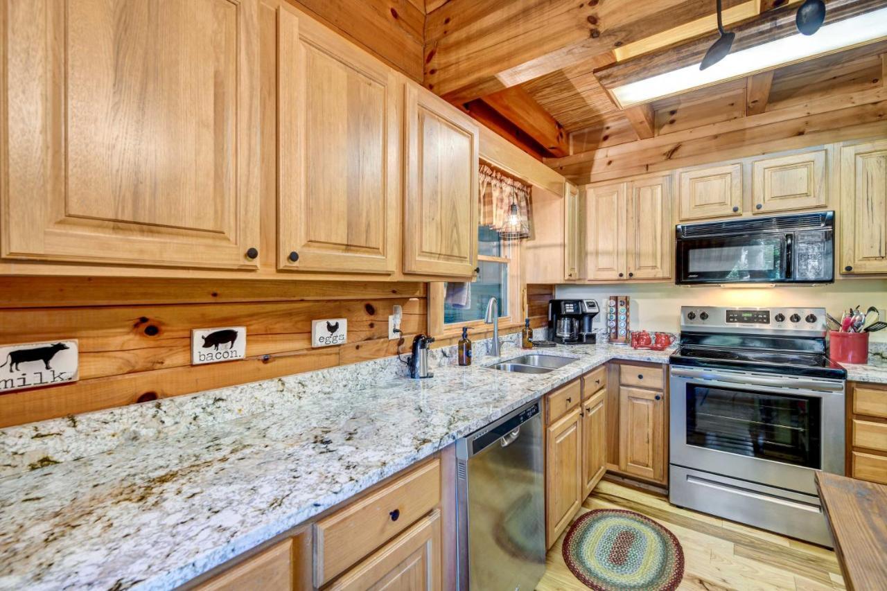 Waynesville Cabin With Covered Deck And Fire Pit! Lake Junaluska المظهر الخارجي الصورة